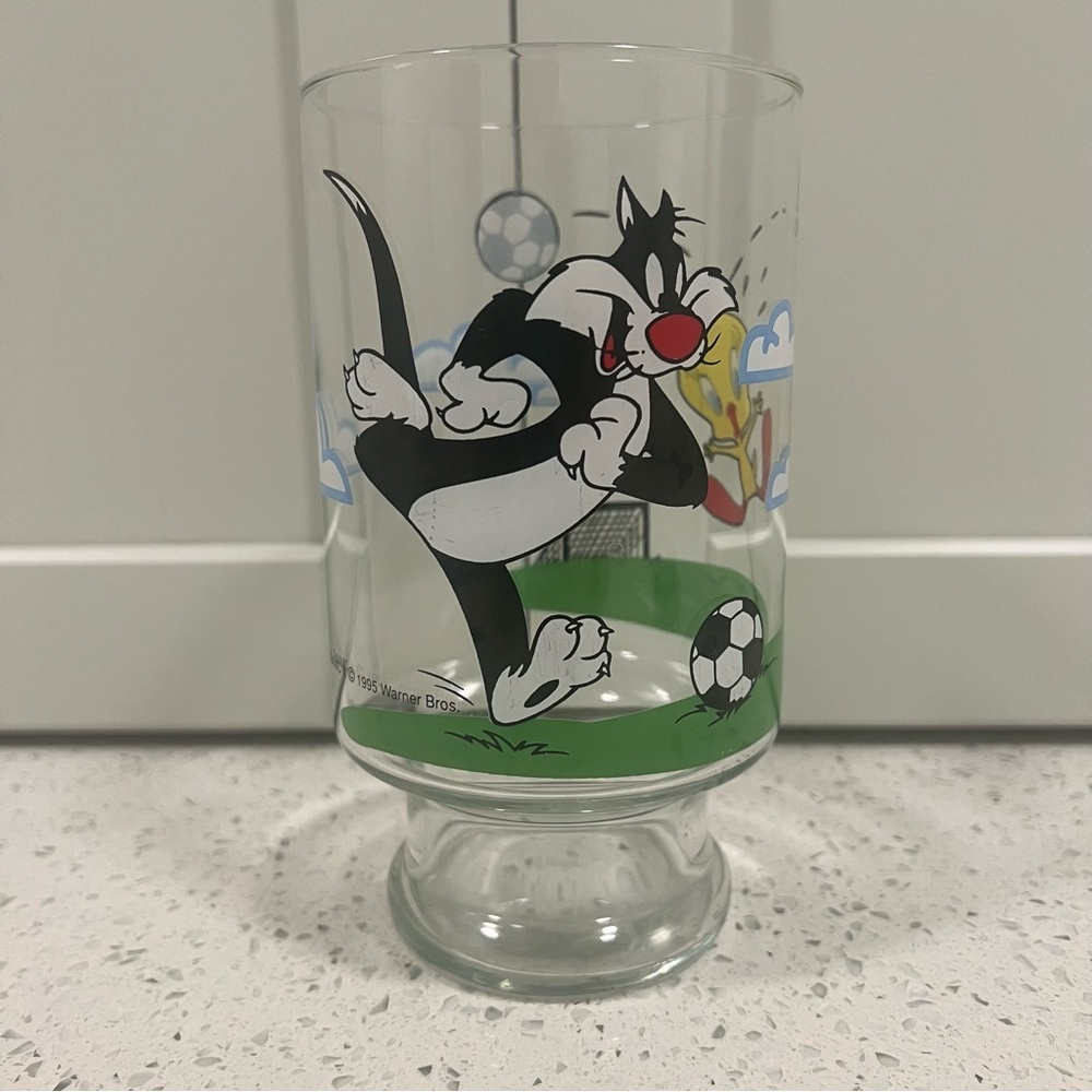 VTG 1995 ANCHOR HOCKING Sylvester & Tweety Bird Soccer Drinking Glass | 6 3/4"